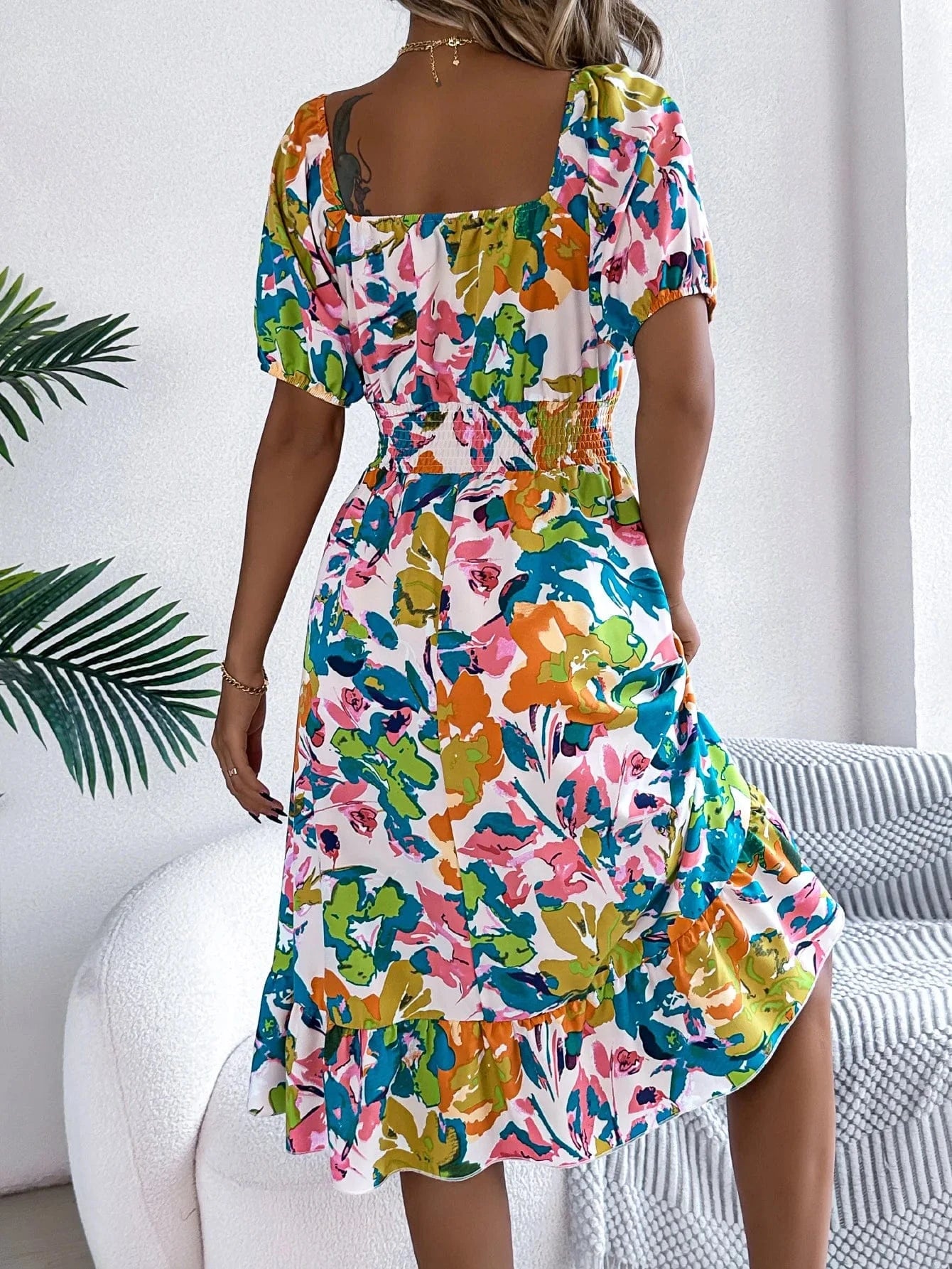 robe fleurie courte épaules dénudées fluide pour l’été style bohème avec silhouette trapèze légère