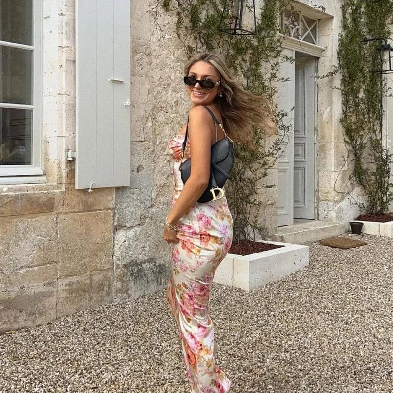 robe moulante fleurie sexy pour l’été, idéale pour un look séduisant et coloré en soirée estivale