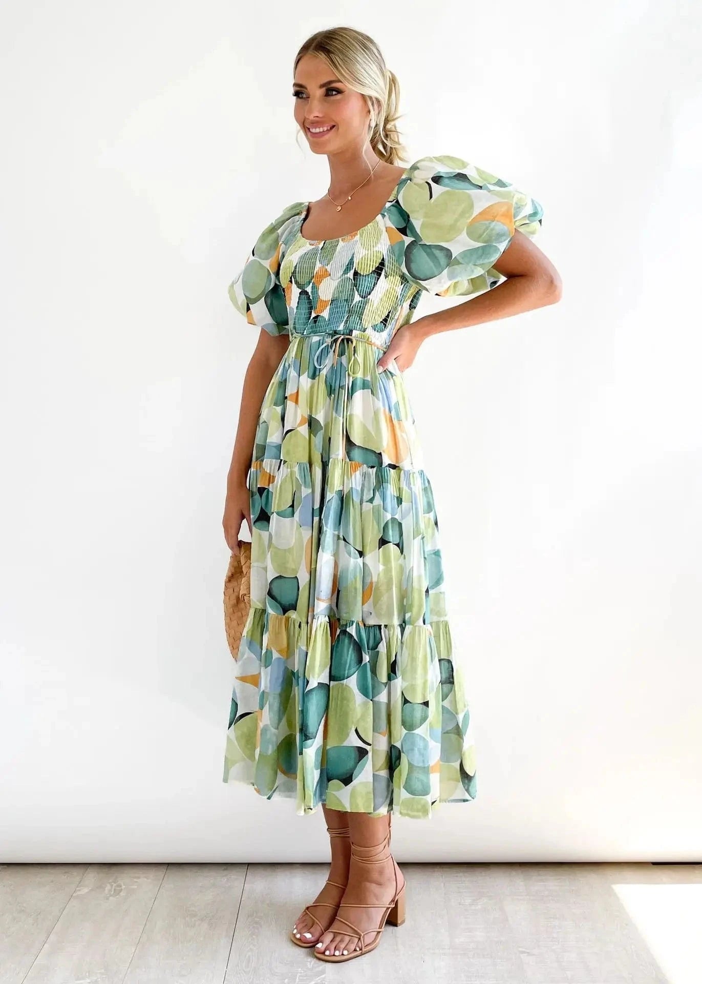 robe fleurie midi d'été épaules dénudées pour invitée bohème à un mariage champêtre