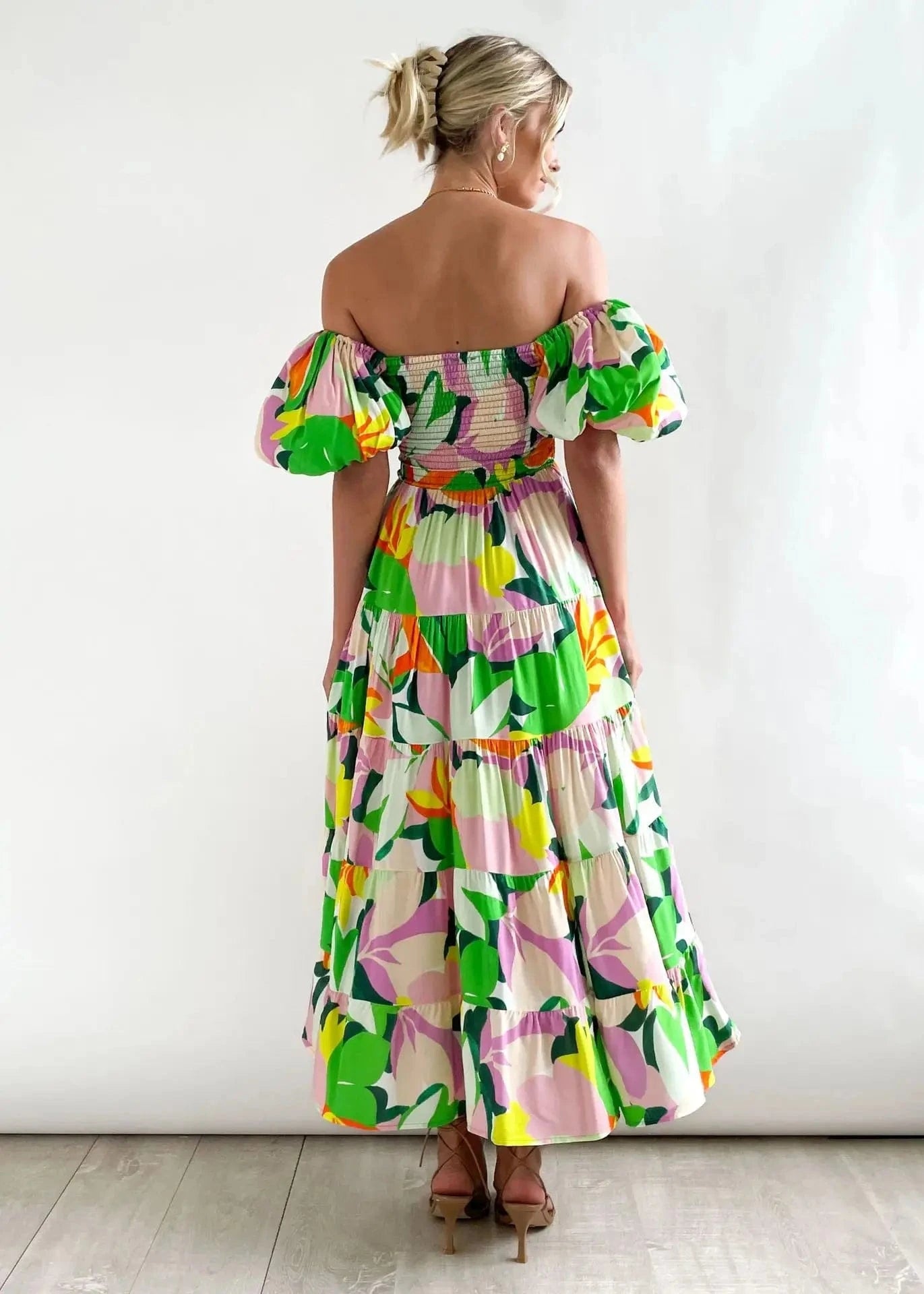 robe fleurie midi épaules dénudées bohème été chic pour invitée mariage ou soirée en plein air