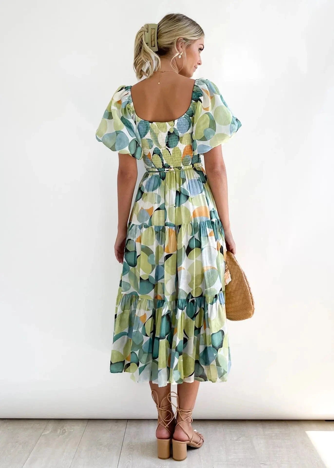 robe fleurie midi d’été épaules dénudées trapèze bohème chic parfaite pour un mariage en plein air