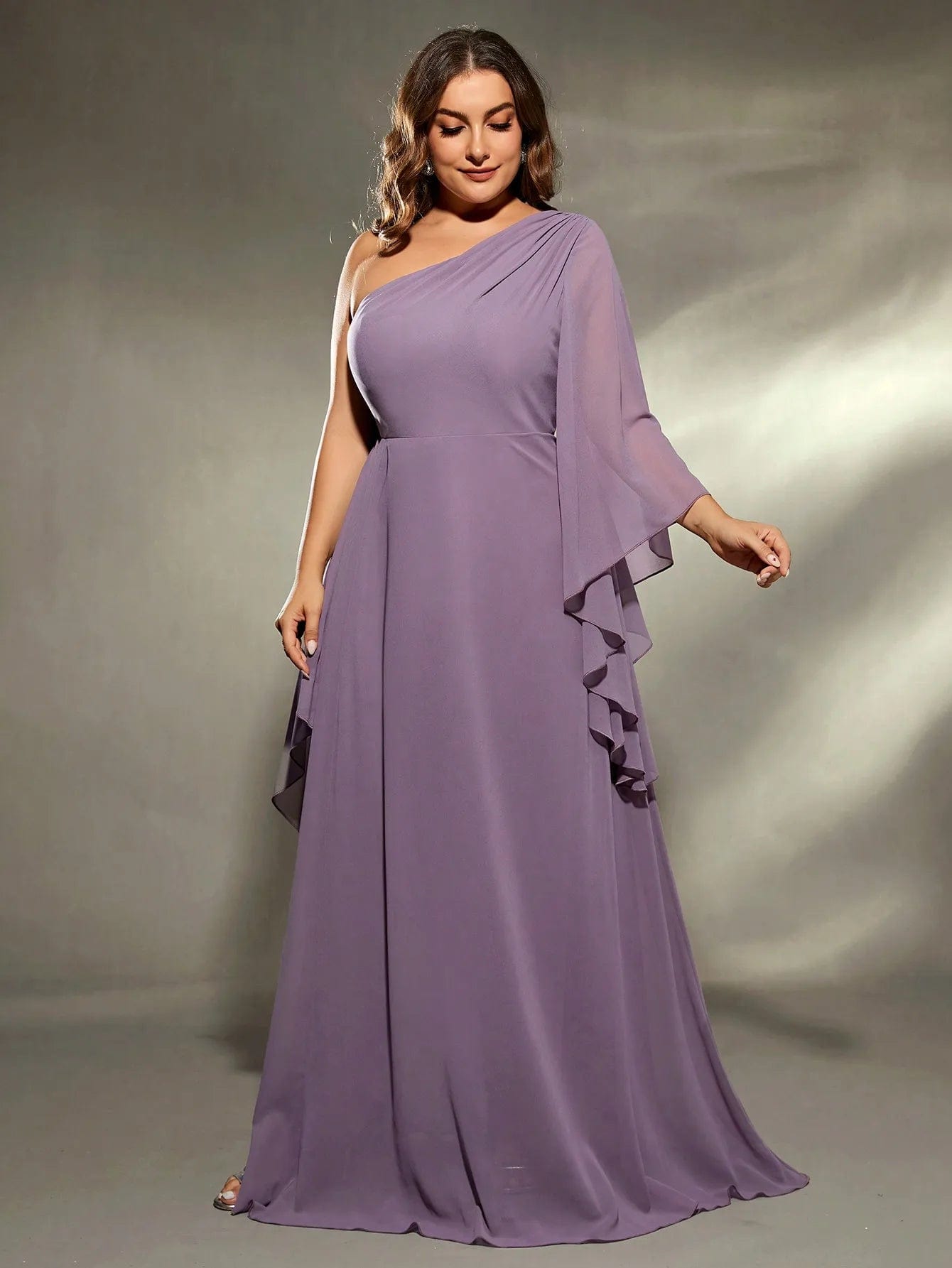 Robe grande taille chic violette longue avec épaules dénudées pour soirée ou événement spécial.