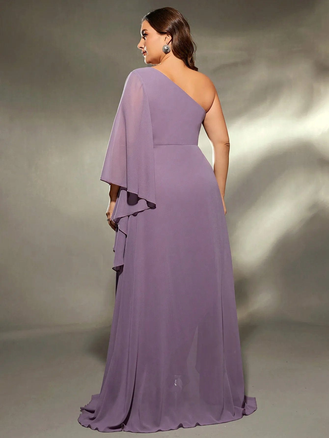 Robe grande taille violette longue à épaules dénudées idéale pour soirée ou événement élégant.