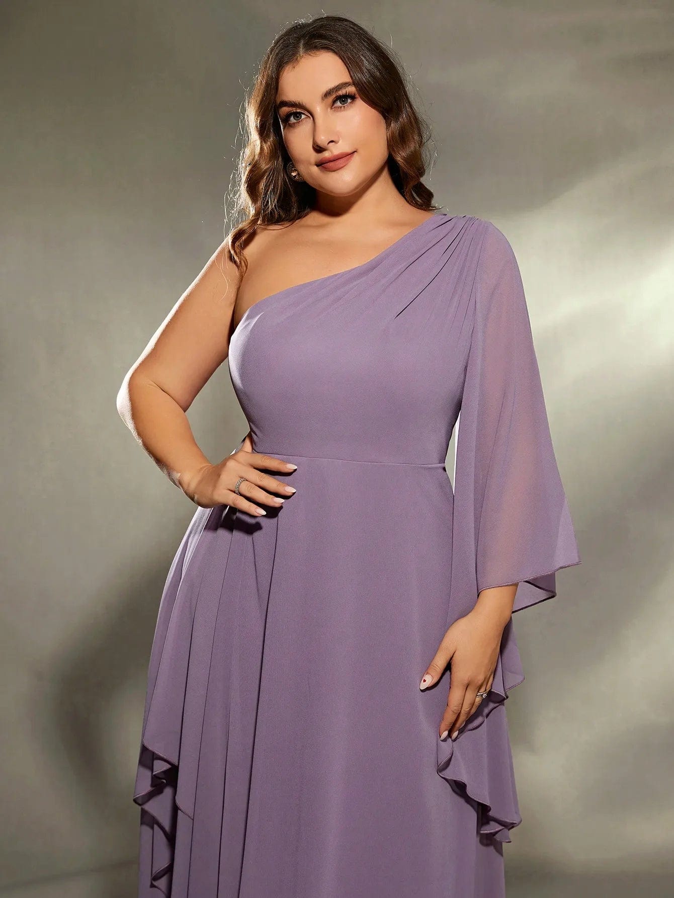 Robe grande taille violette, manche longue asymétrique pour cocktail ou événement, élégante avec épaule dénudée.