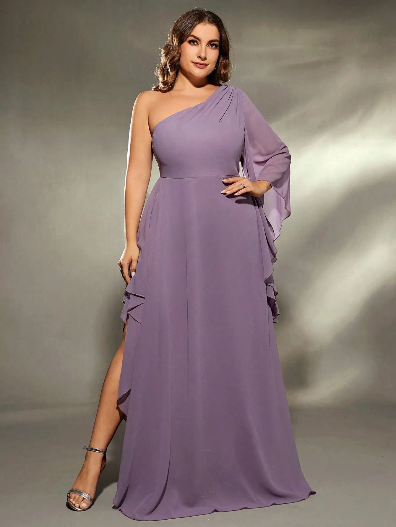 Robe grande taille chic violette avec épaule dénudée pour soirée ou événement, longueur midi et silhouette trapèze.