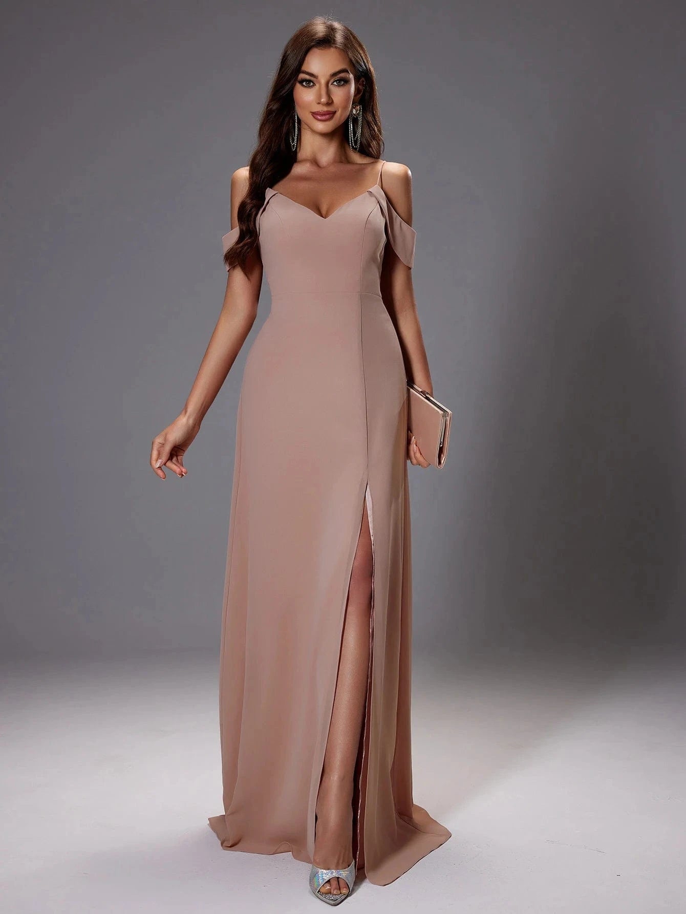 robe chic beige pour invitée de mariage coupe trapÚze mi-longue avec manches courtes élégantes
