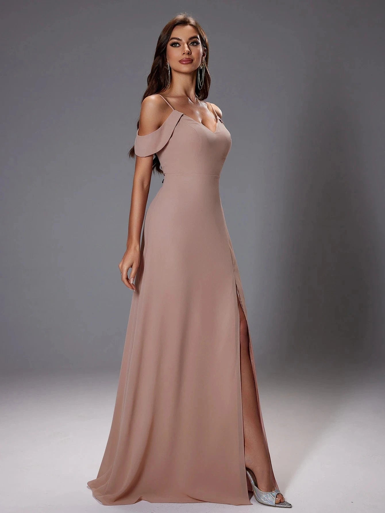 robe longue chic beige pour invitée de mariage élégante avec coupe fluide et manches courtes