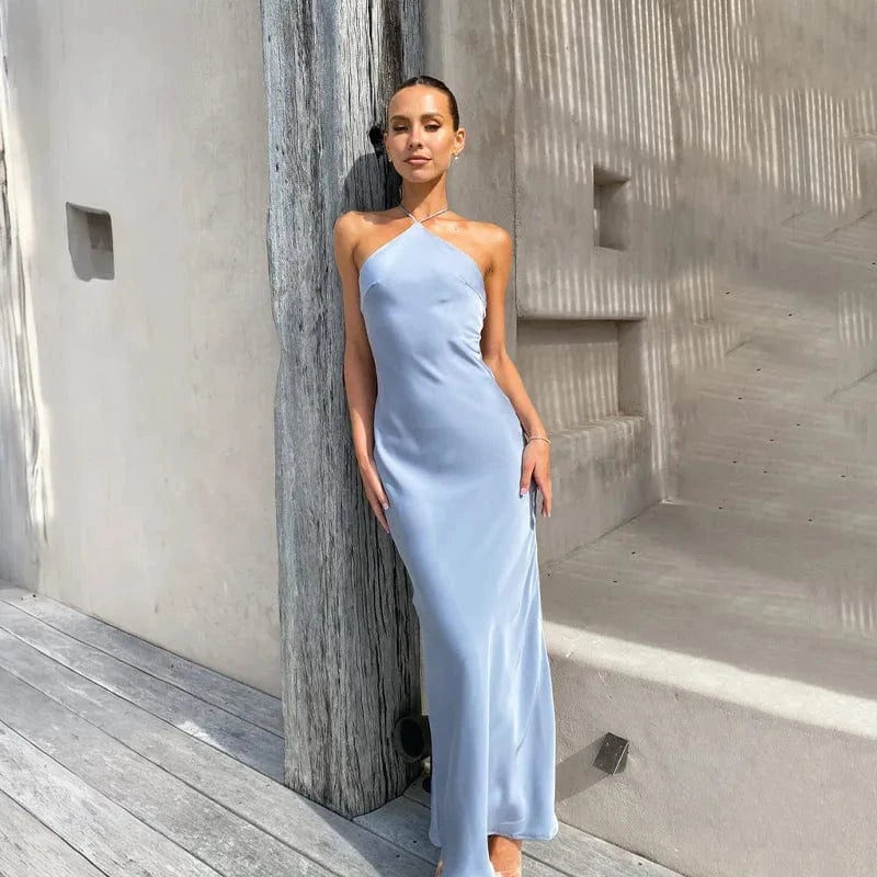 robe longue chic pour invitée de mariage en satin bleu pastel, élégante et fluide avec manches courtes