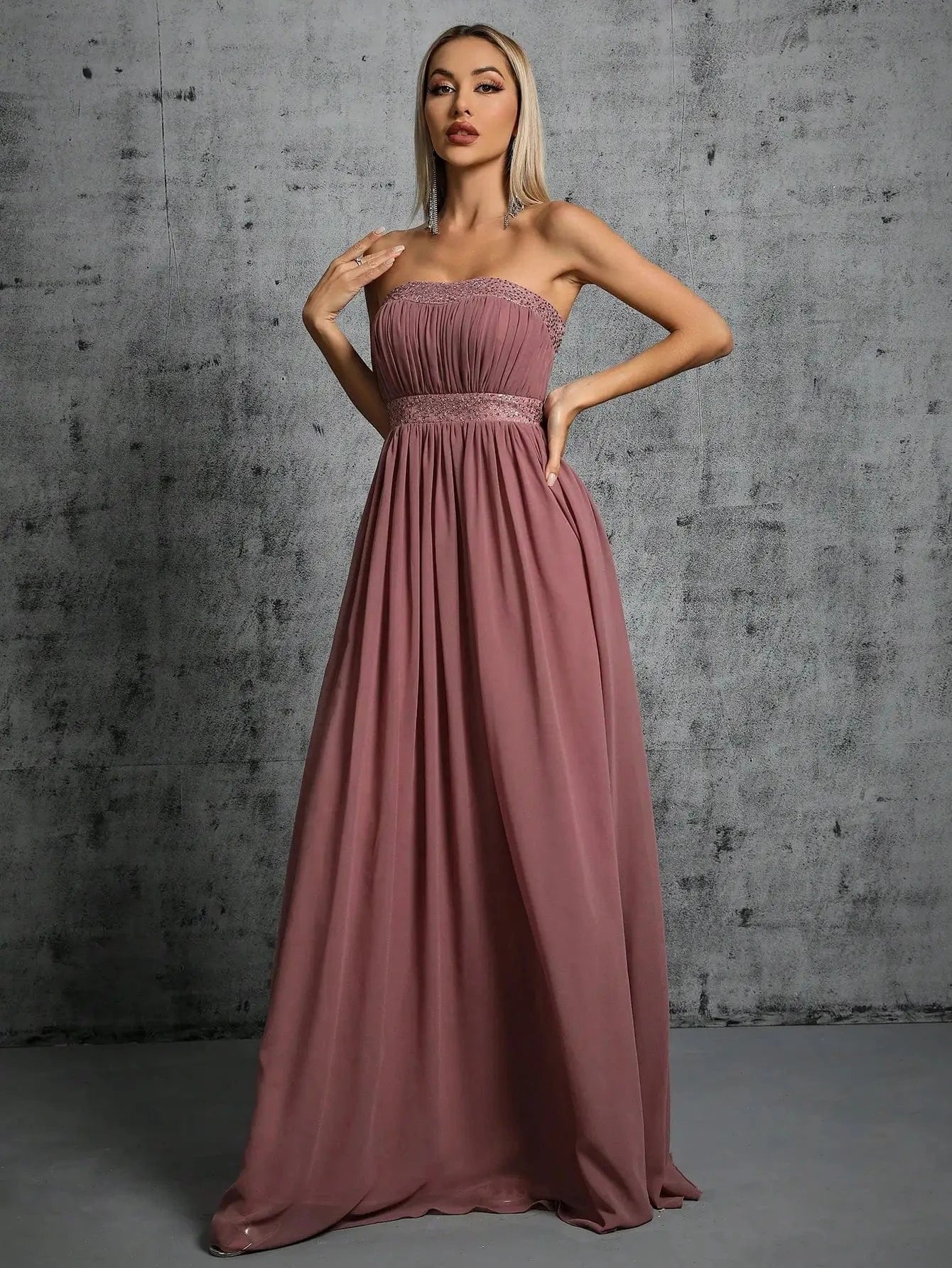 robe invitée mariage chic longue fluide femme couleur rose poudré silhouette trapèze manches courtes