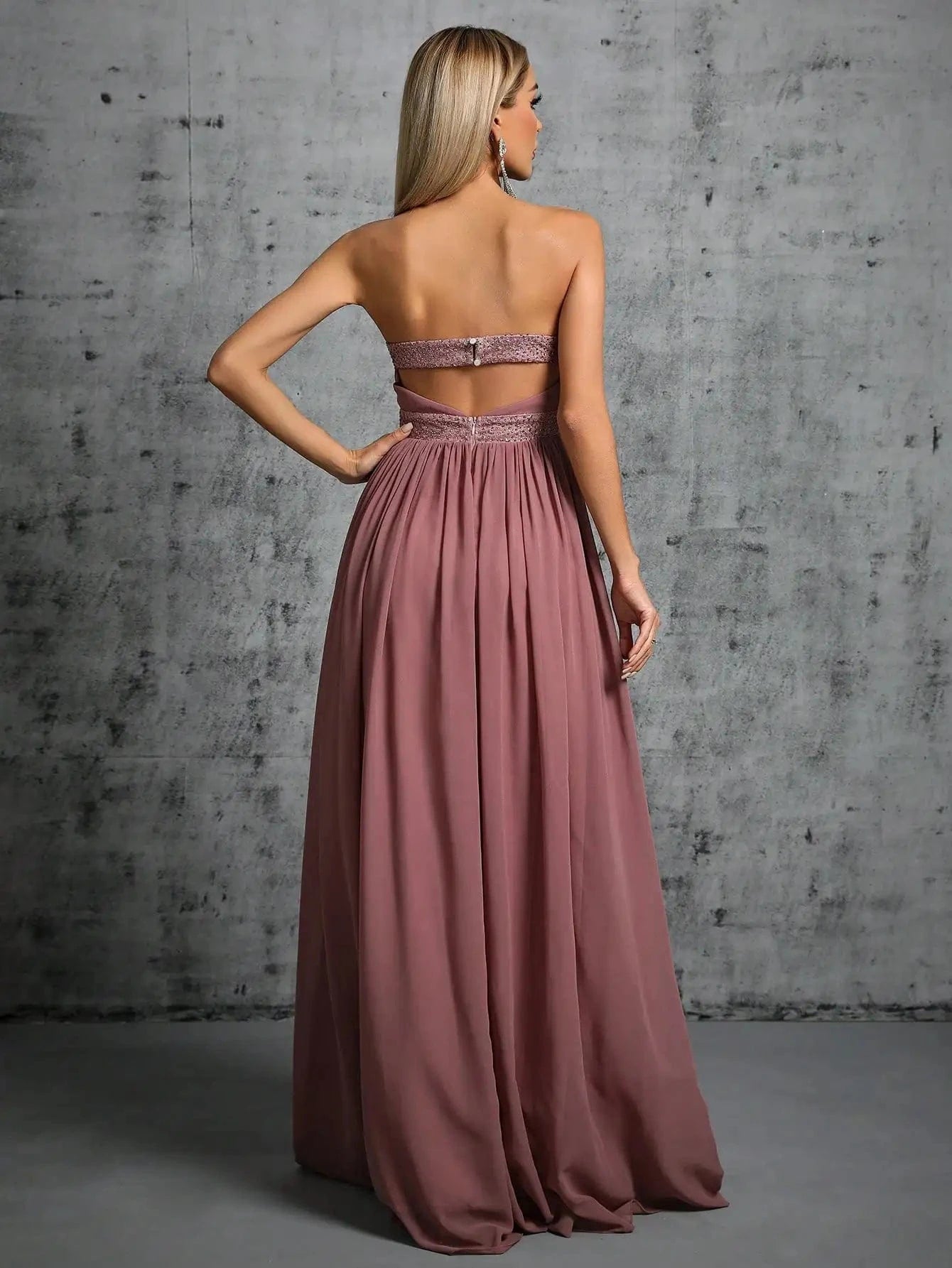 robe mariage invitée chic longue fluide couleur rose poudré avec silhouette trapèze élégante