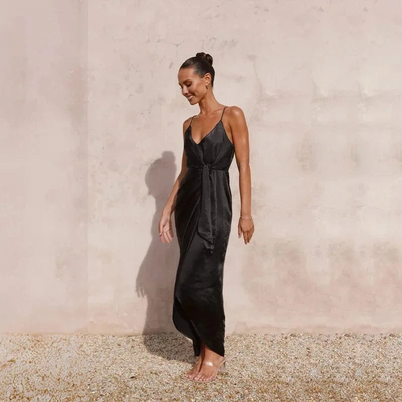 robe invitée mariage chic noire longue trapèze manches courtes élégante pour cérémonie raffinée