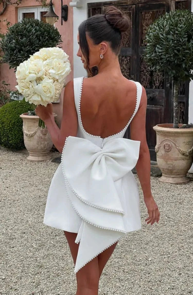 robe courte dos nu invitée mariage chic été décolleté élégante pour cérémonie estivale raffinée