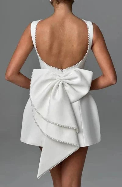 robe courte dos nu chic pour invitée de mariage, élégante et féminine pour cérémonie estivale