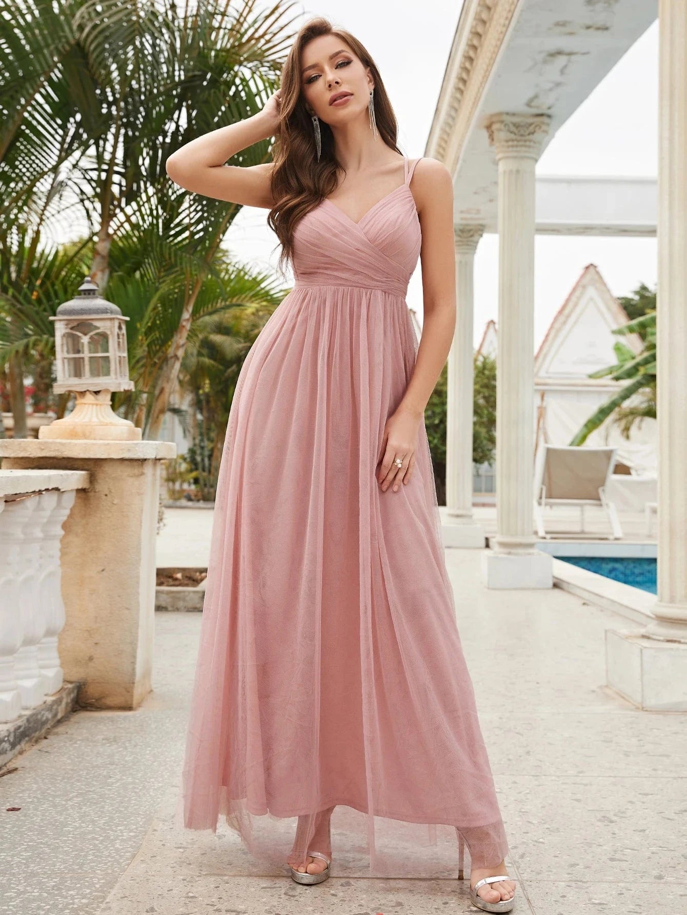 robe invitée mariage chic dos nu rose poudré longue élégante silhouette trapèze sans manches