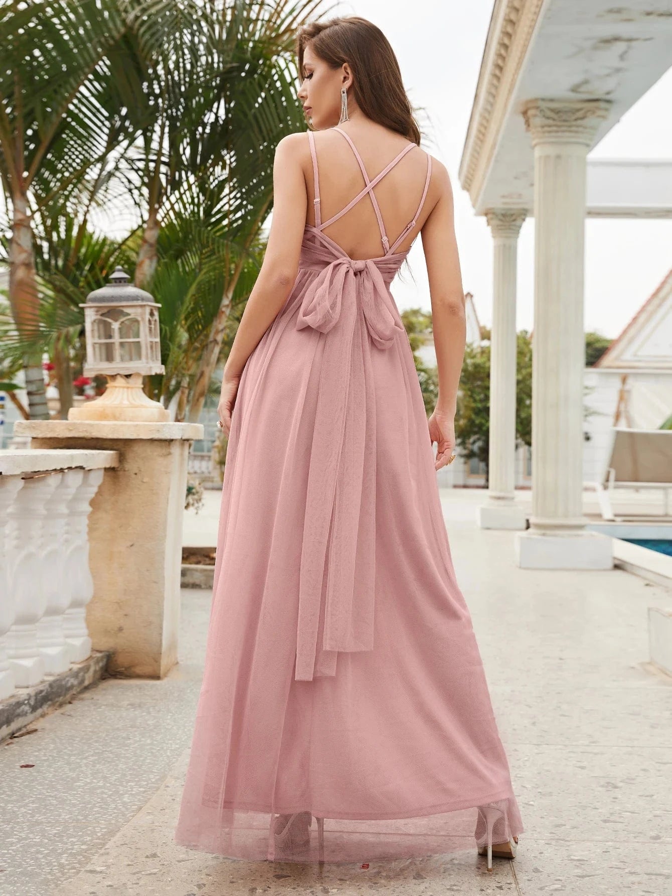 robe dos nu rose poudré pour invitée de mariage chic et élégante, coupe fluide et féminine