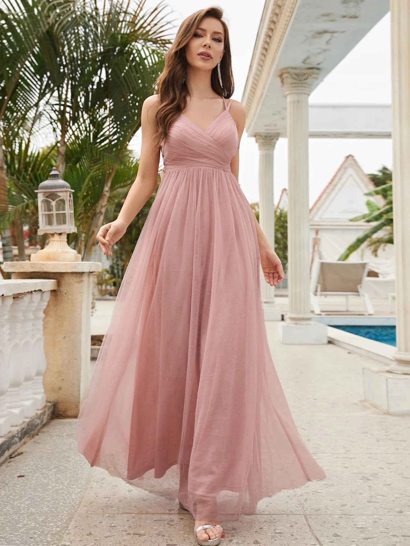 robe invitée mariage chic dos nu rose poudré longue fluide silhouette trapèze sans manches élégante