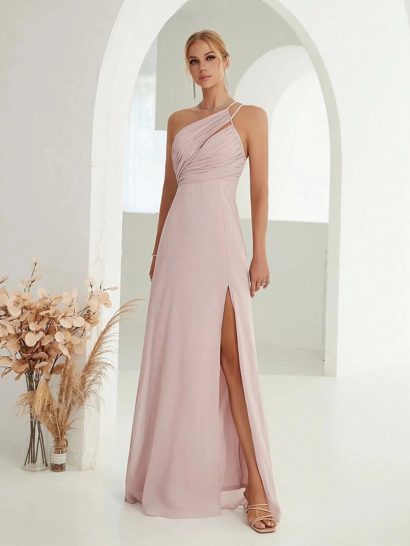 robe mariage invitée chic longue fendue fluide beige élégante sans manches silhouette droite