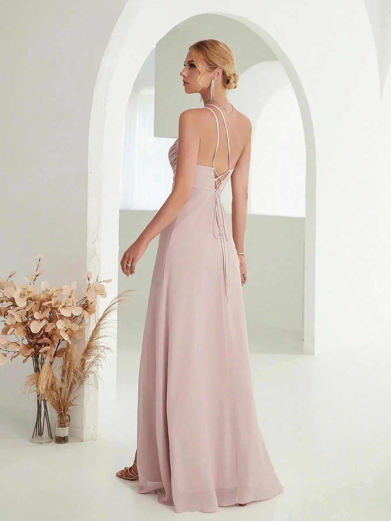 robe mariage invitée chic fluide fendue longue dos nu coloris champagne pour cérémonie estivale
