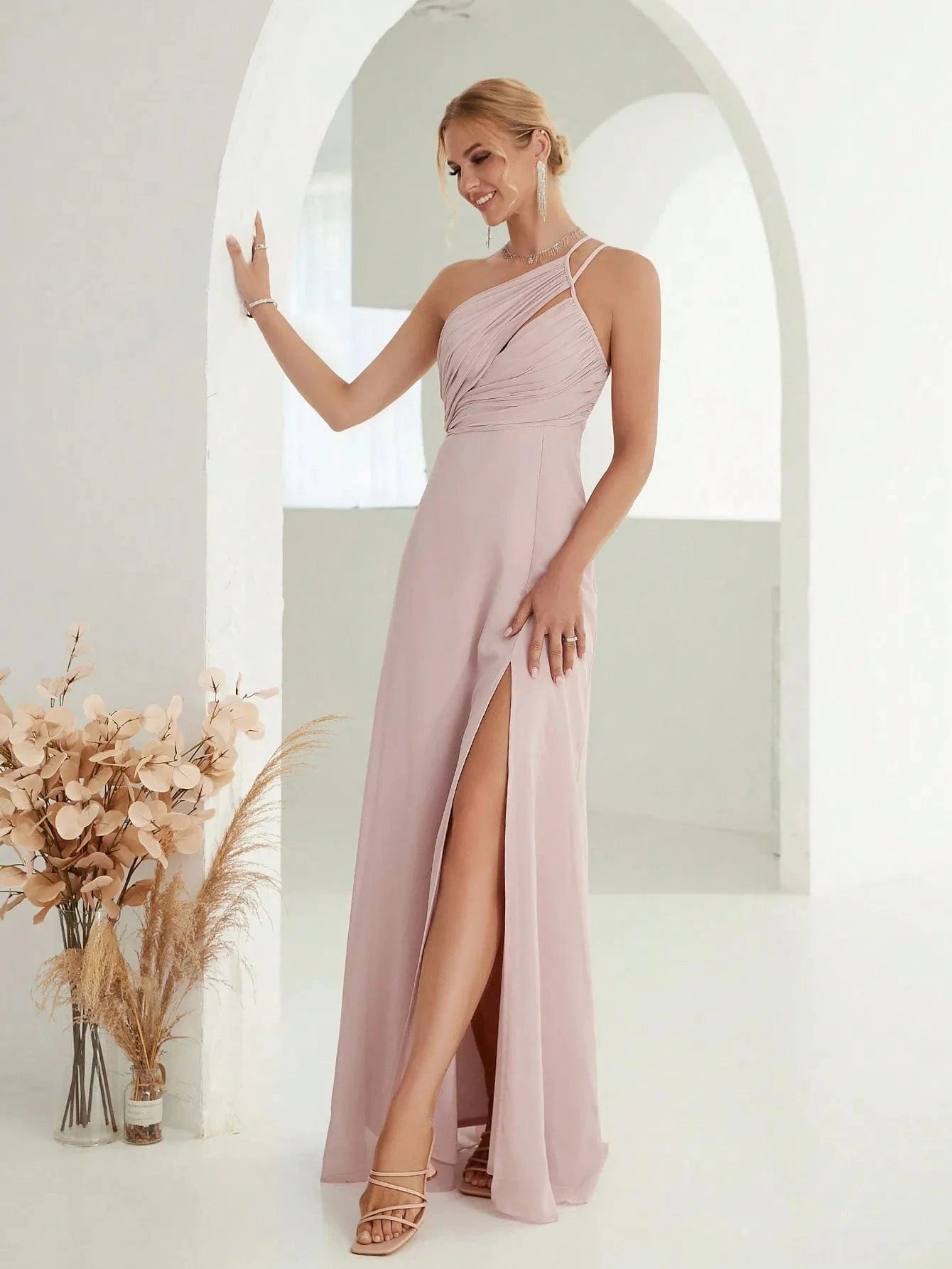 robe mariage invitée chic fendue fluide longue évasée sans manches rose poudré élégante