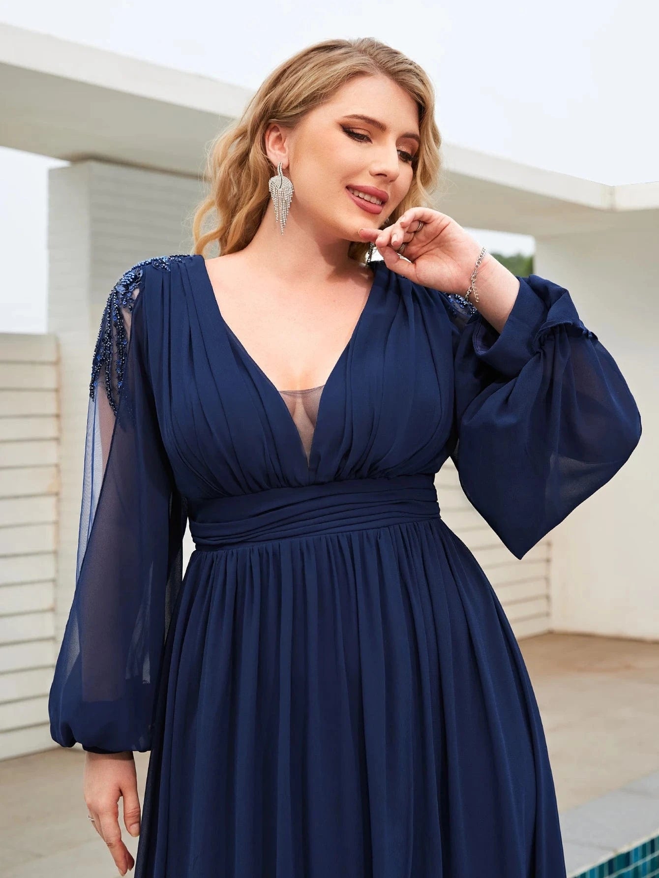 robe invitée de mariage grande taille chic manche longue fluide couleur bordeaux élégante