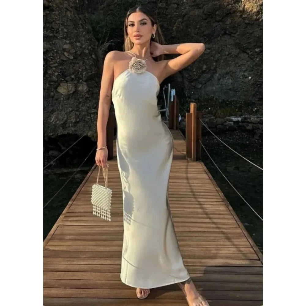 robe satinée dos nu pour mariage invitée chic, longue et élégante avec silhouette fluide féminine