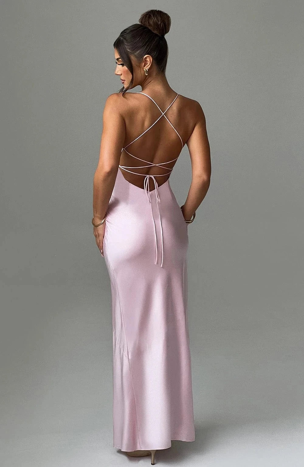 robe satinée dos nu pour mariage invitée chic longue fluide verte élégante sans manches