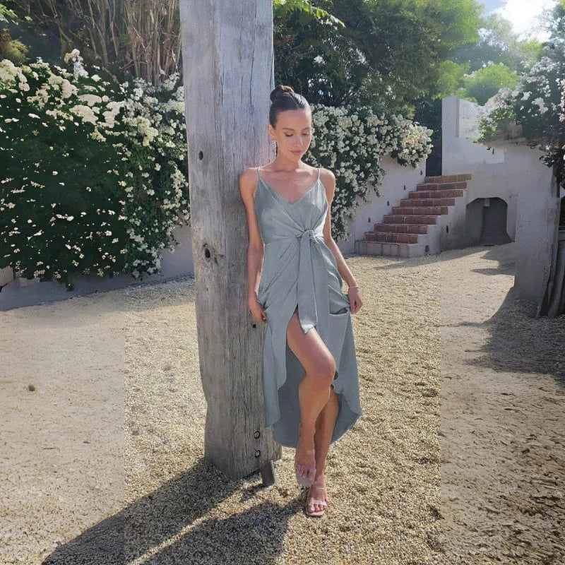 robe longue satinée pour mariage invitée chic de couleur champagne avec coupe fluide élégante