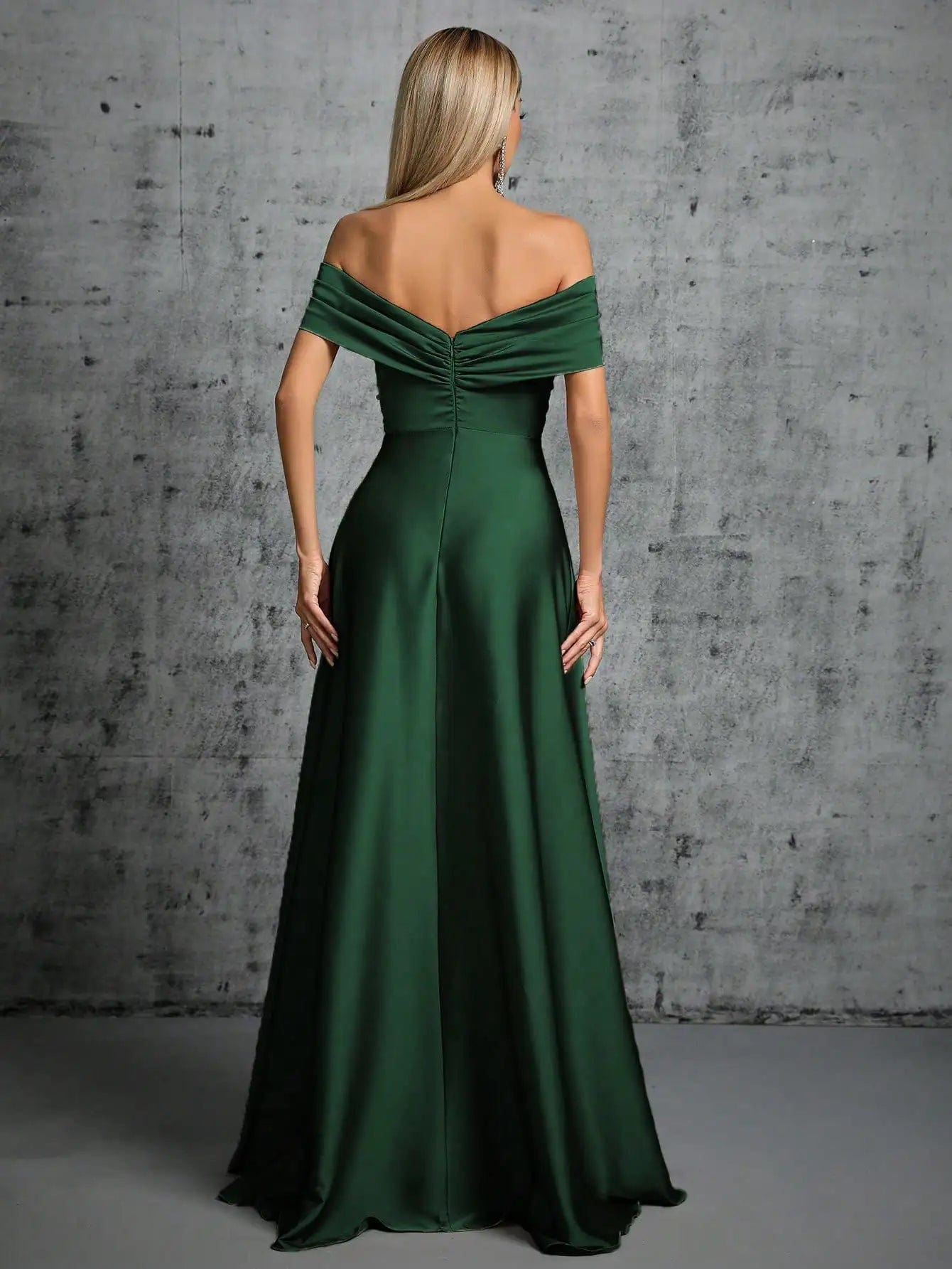 Robe invitée de mariage verte longue avec épaules dénudées, élégante pour gala et cérémonies, style empire et fluide.