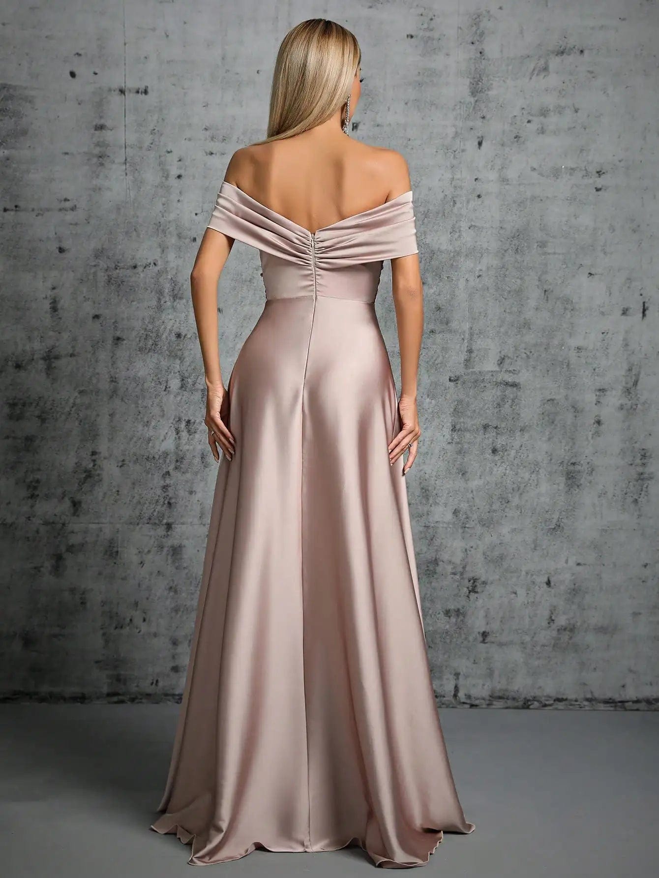 Robe taupe longue chic pour mariage invité avec épaules dénudées et silhouette évasée, parfaite pour une soirée élégante.