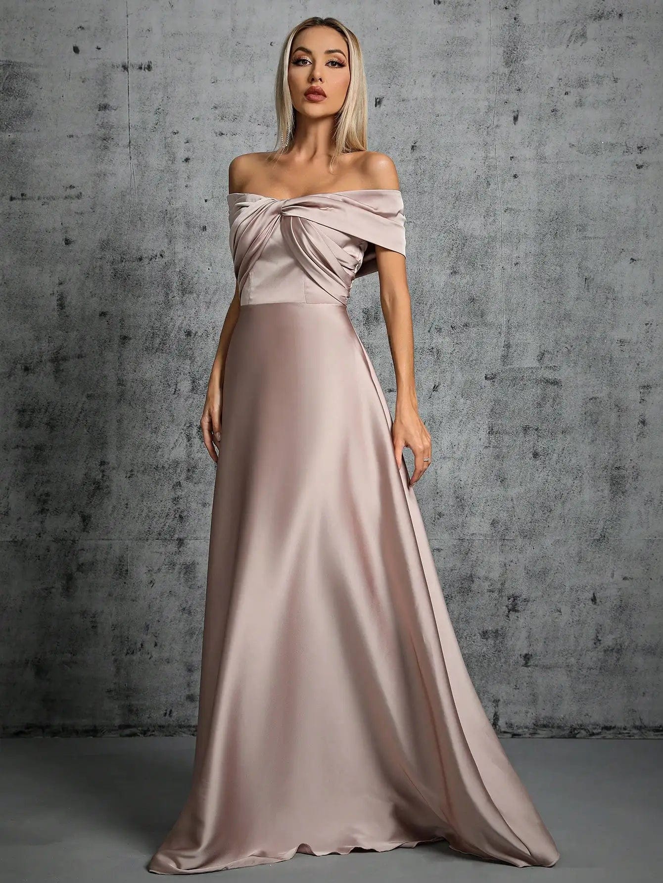 Robe invitée de mariage taupe longue à épaules dénudées et jupe fluide pour une allure élégante et chic.