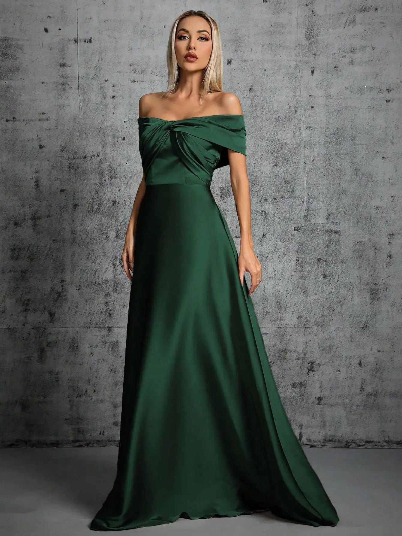 Robe verte longue style soirée chic pour mariage invité avec épaules dénudées et silhouette droite.