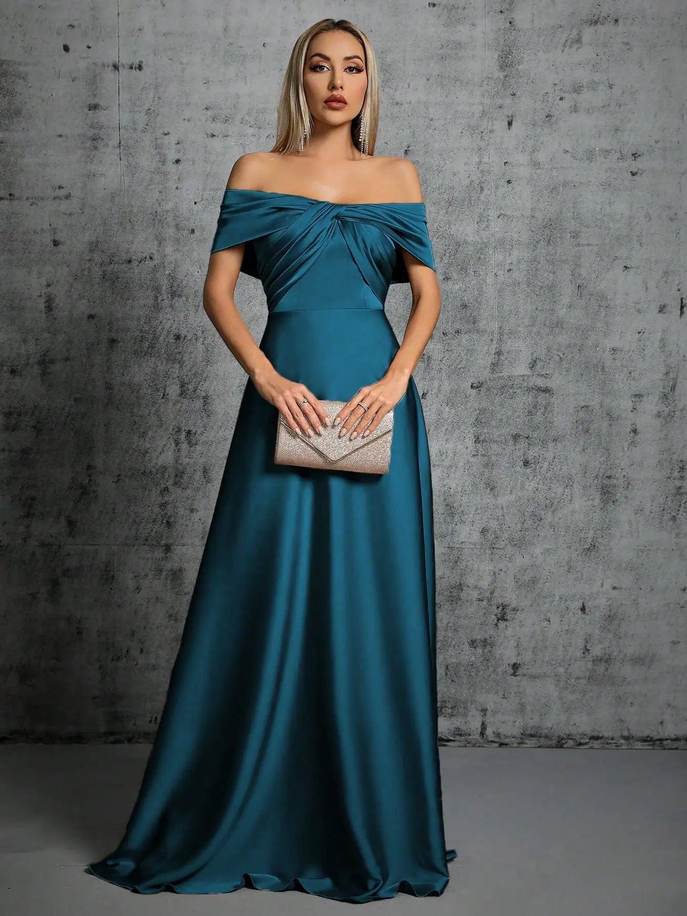 "Robe invitée de mariage bleue longue avec épaules dénudées et silhouette princesse pour soirée chic."