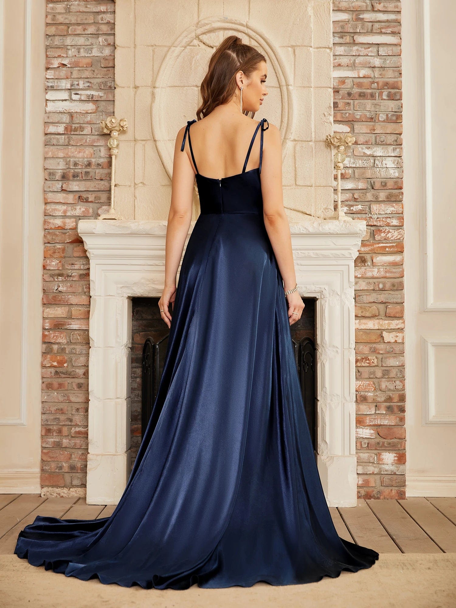 Robe invitée de mariage longue en satin bleu, élégante avec fines bretelles et dos nu pour un look chic et raffiné.