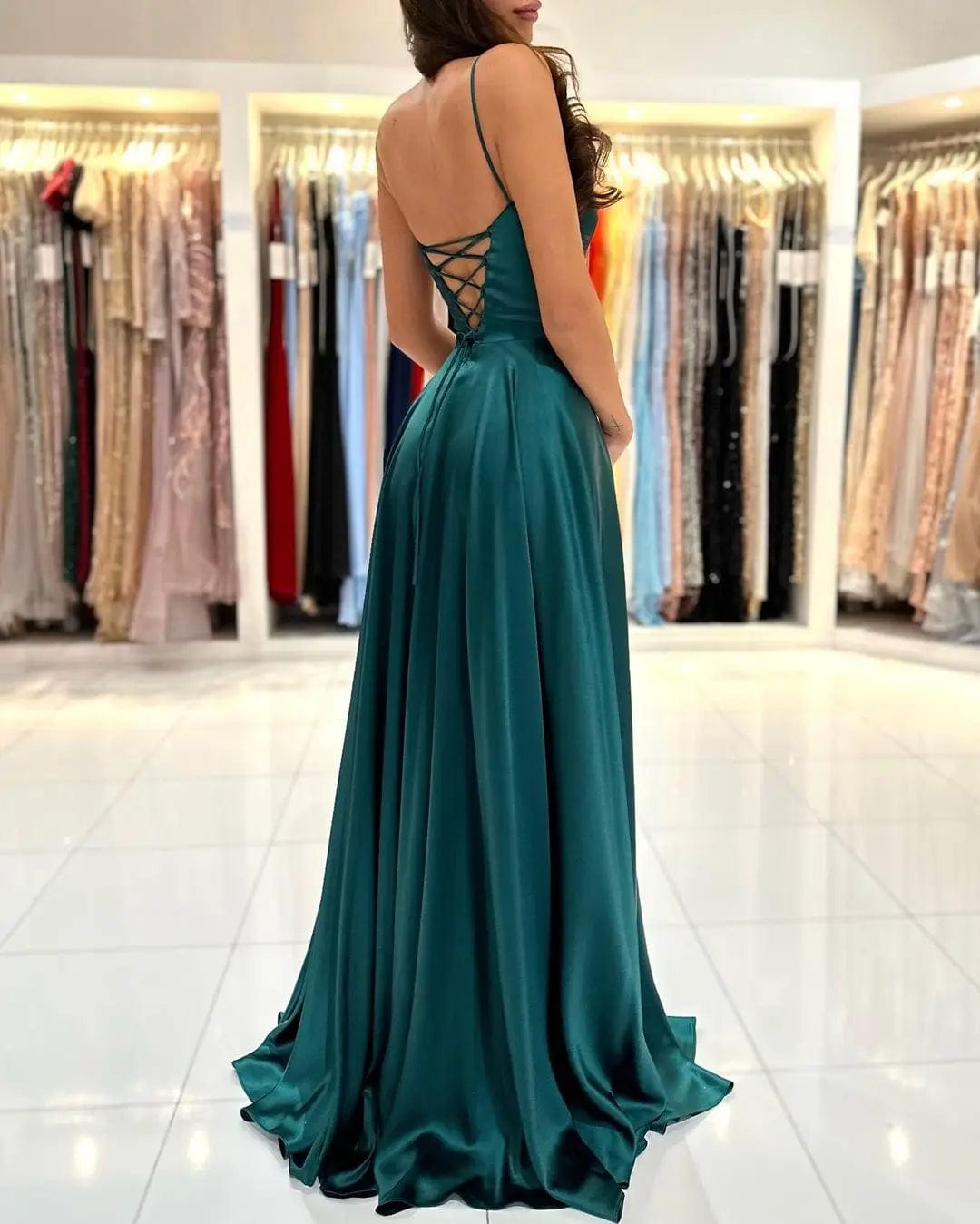 Robe invitée de mariage, longue et verte émeraude, style chic avec dos nu et sans manches, pour un look élégant.