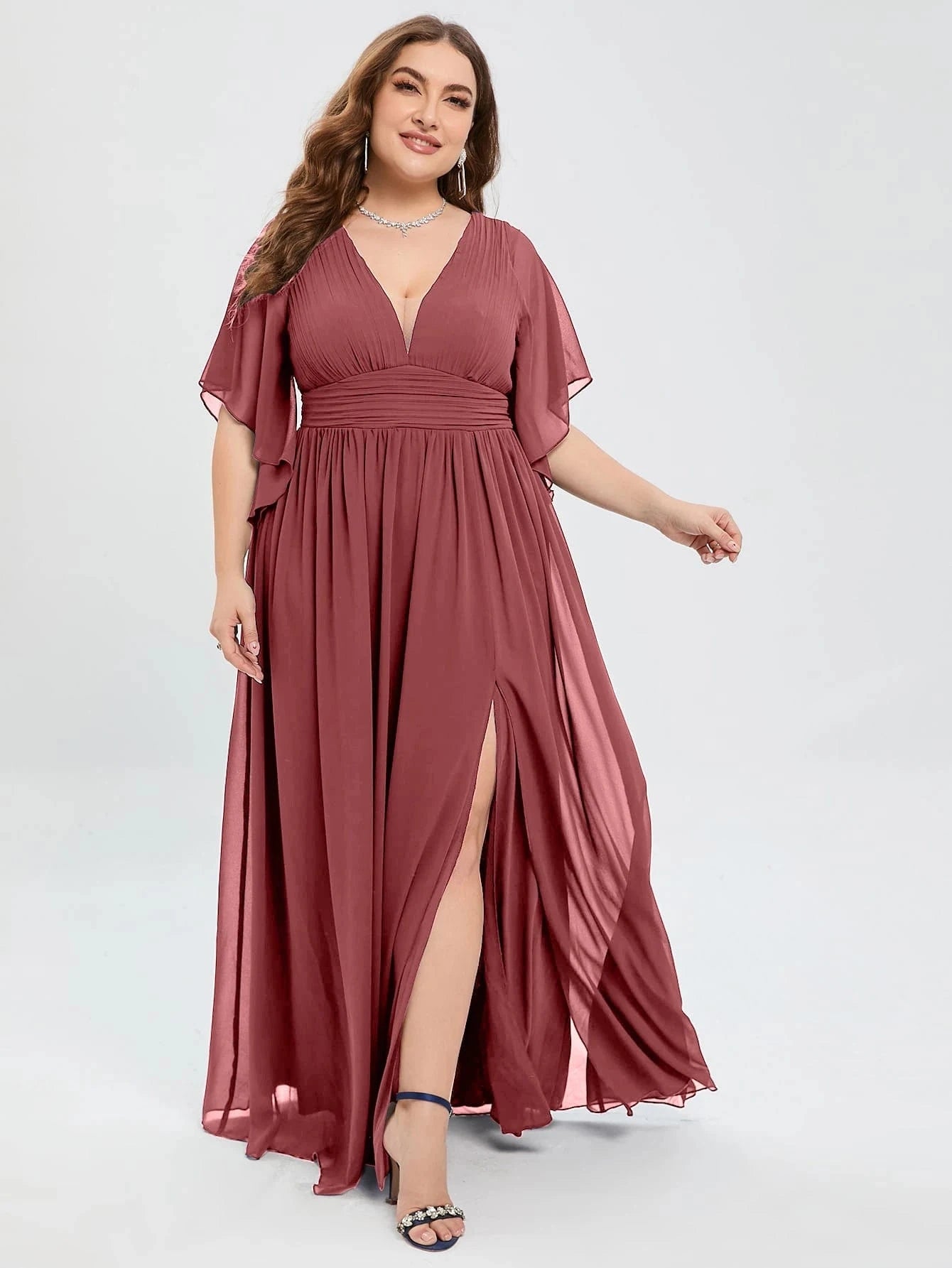 robe invitée mariage grande taille rose poudré longue trapèze manches courtes élégante et fluide