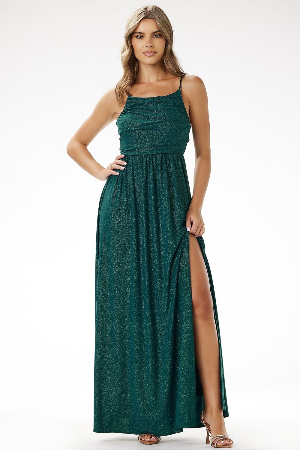 alt="Robe longue soirée chic verte en sequin fendue pour mariage invité chic manches longues"