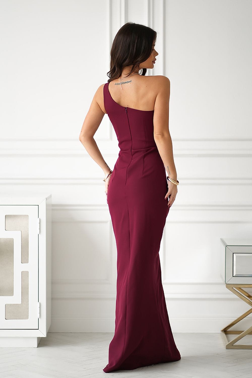 Robe de soirée chic bordeaux longue asymétrique sans manches pour une élégance glamour.