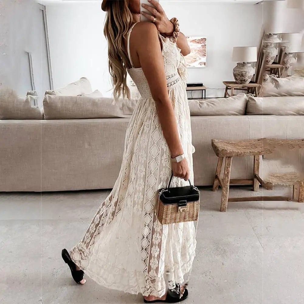 Robe longue bohème en dentelle blanche pour mariage invité chic avec manches courtes et silhouette trapèze.