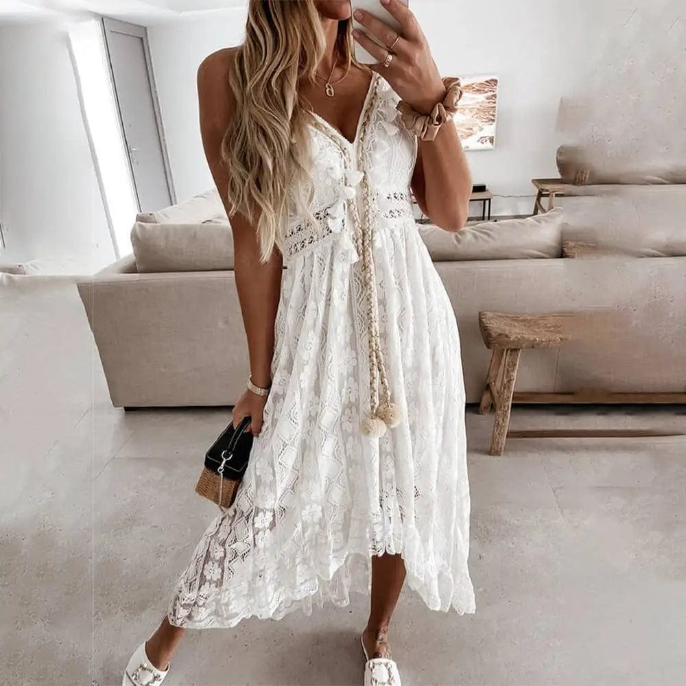 Robe longue bohème en dentelle blanche, idéale pour une soirée chic ou un mariage comme invité, avec silhouette trapèze et sans manches.