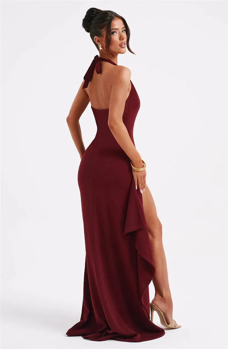 Robe longue bordeaux sexy avec fente pour soirée chic ou gala, dos nu et sans manches.