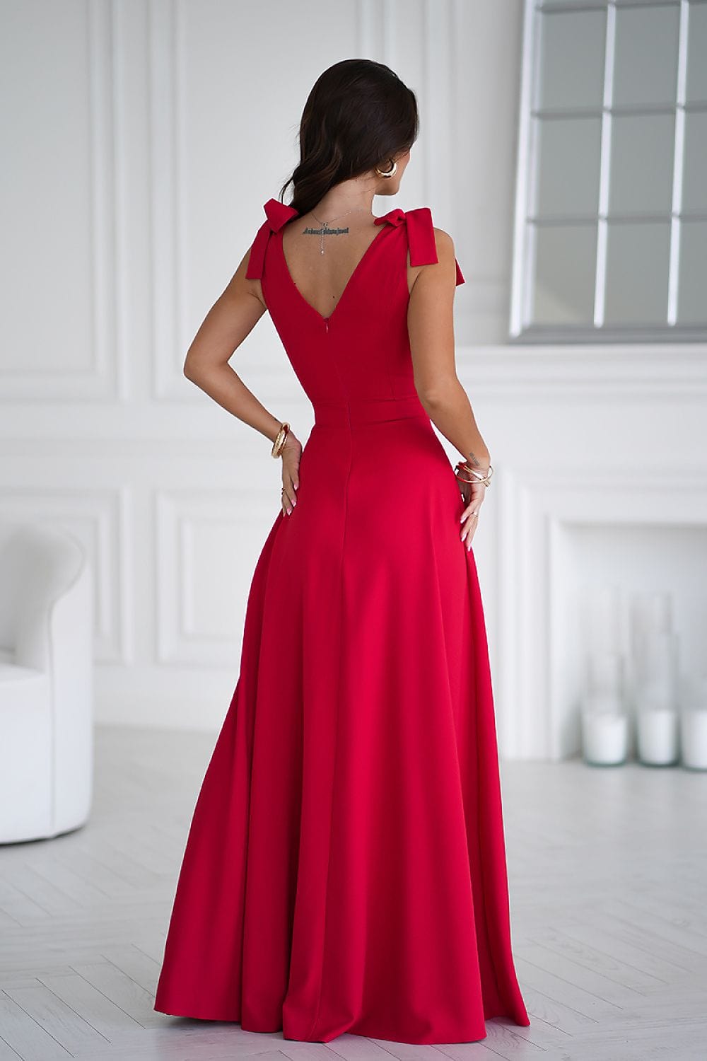 Robe de soirée chic rouge longue avec épaules dénudées, parfaite pour mariage invité.
