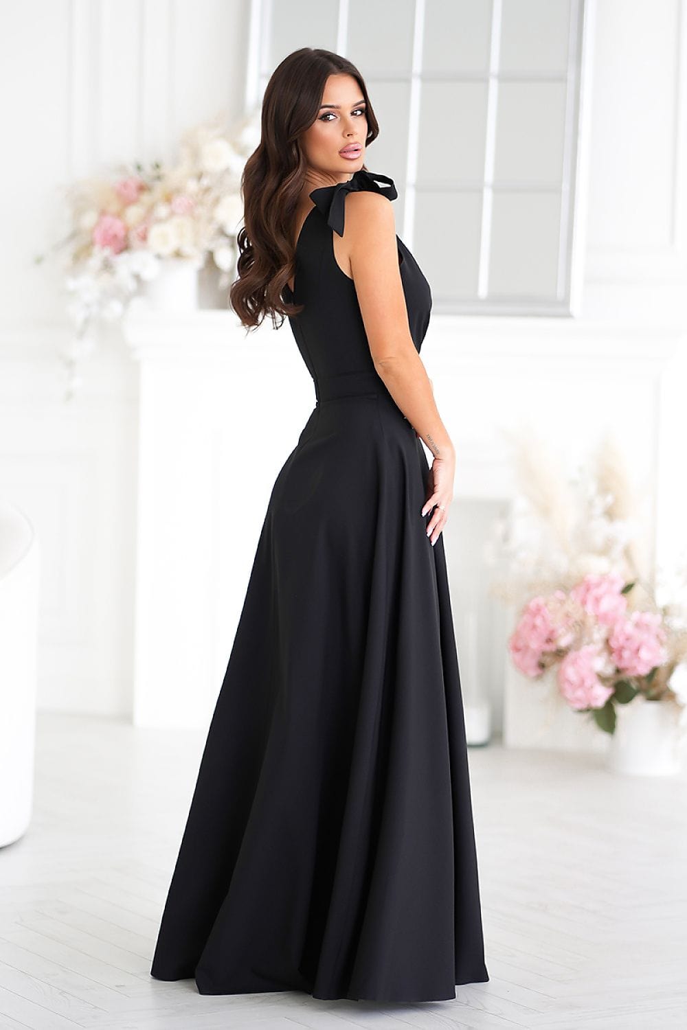 Robe de soirée chic noire longue sans manches parfaite pour un mariage invité élégante et sophistiquée.