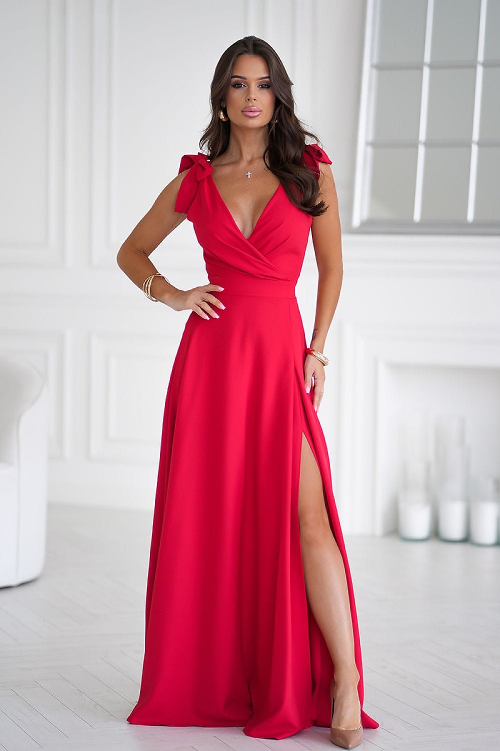 Robe de soirée chic rouge longue fendue sans manches, idéale pour un mariage ou un cocktail.