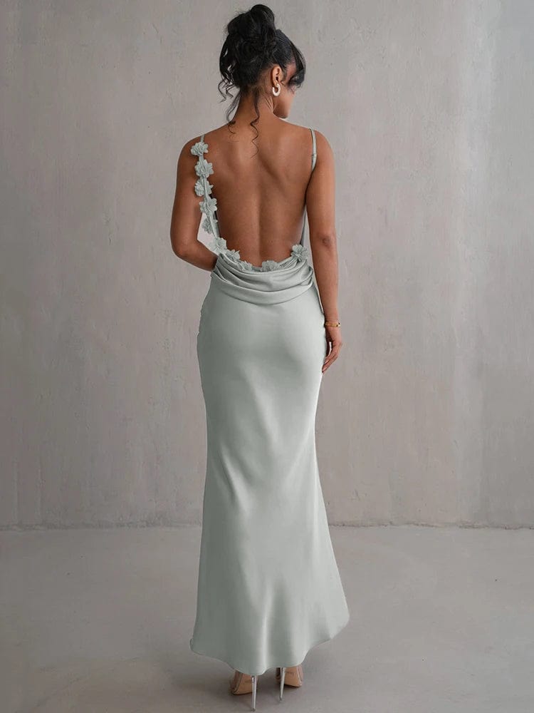 Robe longue dos nu vert sauge à bretelles spaghetti pour soirée chic et mariage, style épuré et élégante.