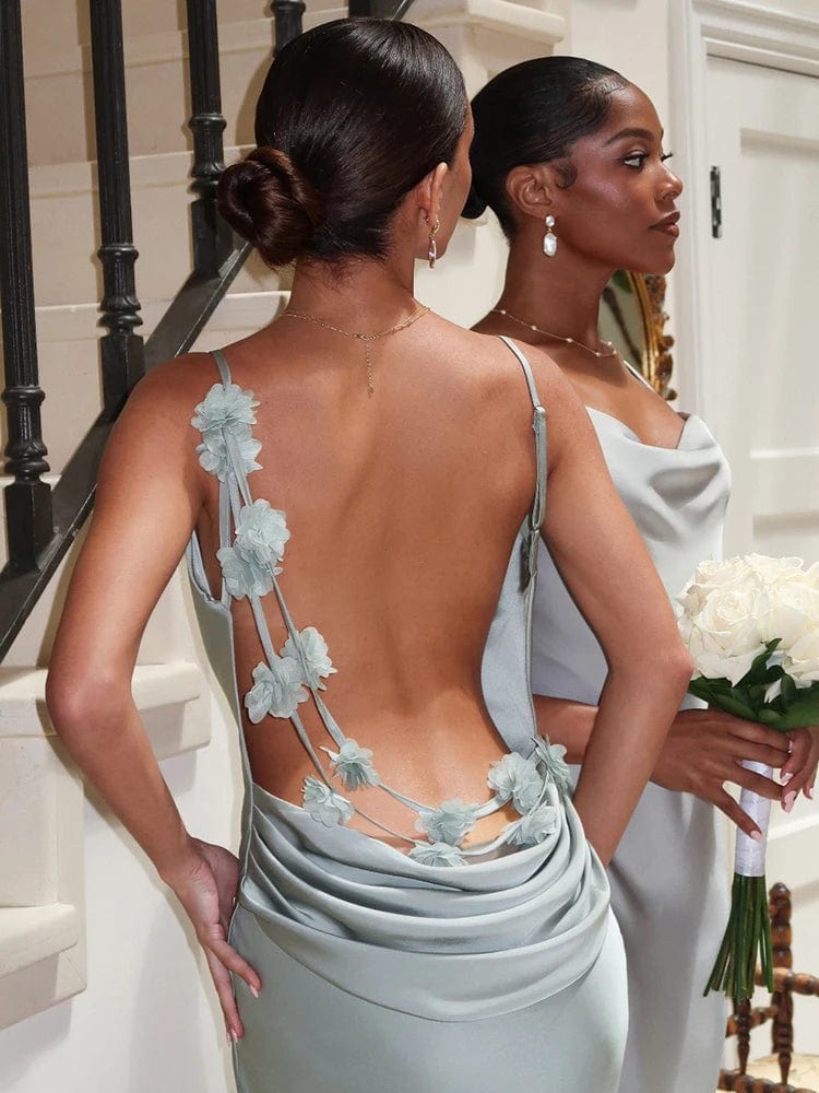 Robe longue dos nu vert sauge à bretelles spaghetti style soirée chic et élégant avec détails floraux, parfaite pour mariage ou gala.