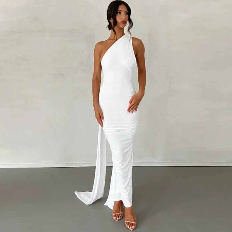 Robe longue blanche dos nu chic pour mariage, silhouette moulante avec épaules dénudées et design élégant.