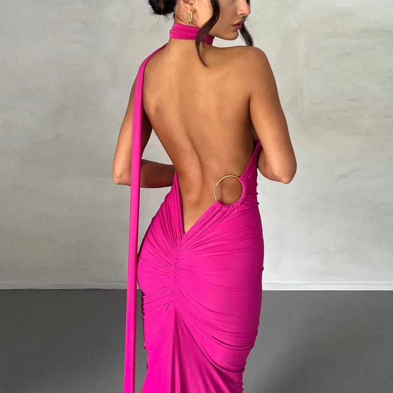 Robe longue rose à dos nu chic et élégante, idéale pour soirées et galas, avec détail d'anneau et manches longues.