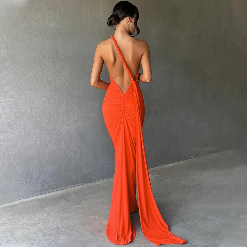 Robe longue orange dos nu chic pour soirée ou événement de gala, avec une silhouette élégante et une touche de style sexy.