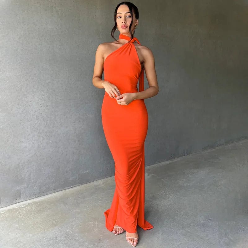 Robe longue orange chic pour soirée, dos nu élégant, sans manches, idéale pour un cocktail ou un gala.
