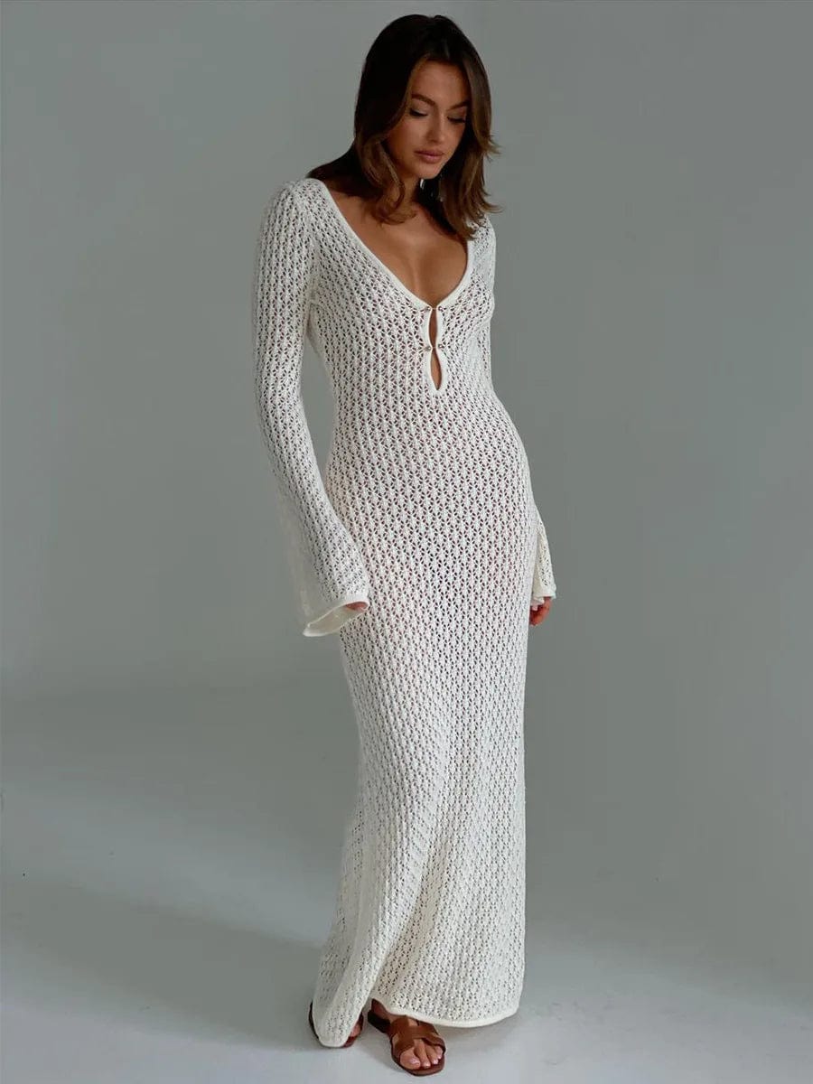 Robe longue d'été en maille blanche avec manches longues et décolleté, idéale pour une soirée chic ou un événement élégant de plage.